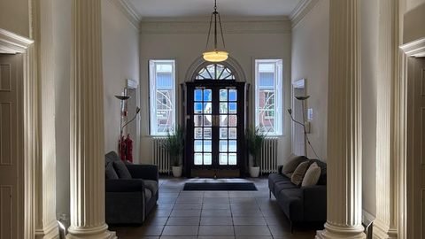 198 sq ft suite photo 5