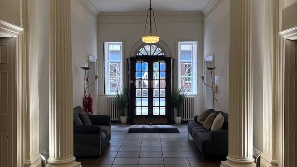 Stanford House interior photo 5